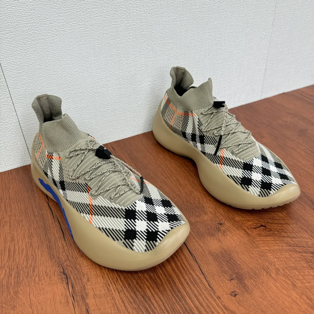Batch 720 Guangdong high version War Horse series Burberry new men's knitted casual sneakers Burberry's classic yarn inspires the sophistication and sporty taste of this sneaker. The variegated knitted upper is extremely light and elastic, showing a tight appearance on both sides of the shoe, while the toe box adopts the unique "micropore" technology of sports accessories to sublimate breathability. The elasticity of knitwear ensures that shoes fit better and are more comfortable to wear. It is equipped with a lightweight rubber outsole, an unlined design, embellished with branded drawstring accessories, and a combination of pull-on and lace-up styles. It is comfortable and breathable for the upper foot, and comes with a full set of original packaging dust bags! Size: 39-40-41-42-43-44 Leather shoe size Item number: B9368 gray brown